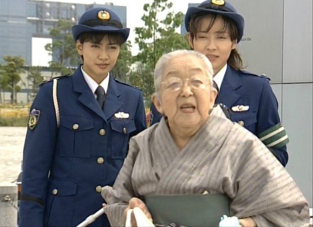 asami_meguru's tweet photo. 意外と知られていない事らしいのですが、
刑事になる青島くんにお守りを渡した、ある意味青島くんを救った人
吉田のおばあちゃん
実は吉田副総監のお母様。お孫さんも勝どき署の警察官で、バドミントンでの緒方のライバル
『湾岸署婦警物語』では篠原夏美&amp;柏木雪乃さんとも会っている
#踊る大捜査線 https://t.co/aTycpgP8MY