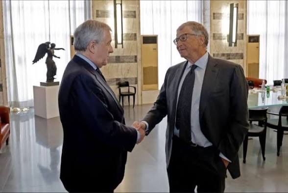 RHolzeisen's tweet photo. ‼️Il super-criminale Bill Gates viene volentieri accolto proprio anche dai massimi rappresentanti della Repubblica Italiana come un ospite di Stato … Angela Merkel, la ex cancelliera tedesca ha ammesso in un intervista data lo scorso 9 settembre al podcast del Handelsblatt, che i governi sono al guinzaglio di questo criminale, che con la sua potenza finanziaria evidentemente riesce ad intascarli più o meno quasi tutti.

https://t.co/Ub5WFCFRA8