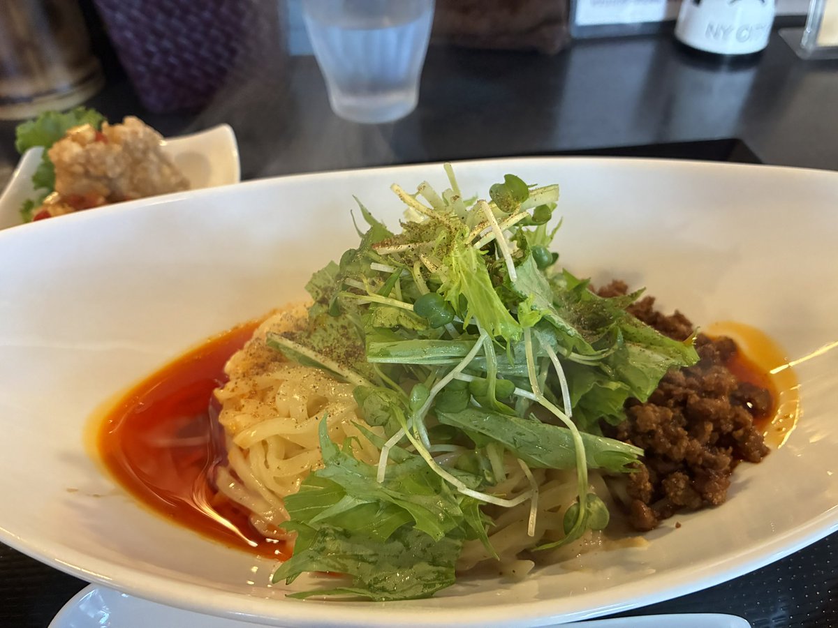 life_of_conn8ds's tweet photo. 今日のお昼は麻麻麺菜店さんで汁なし担々麺。ユーリンチーを添えて。美味しい。嗚呼美味しい。 https://t.co/QhUTUkMSQ3