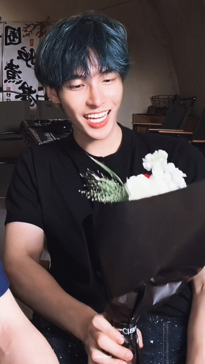 everyone_onu's tweet photo. beneran sehappy itu dia dapet bunga🥹🥹 https://t.co/Oq3mPWYMIg