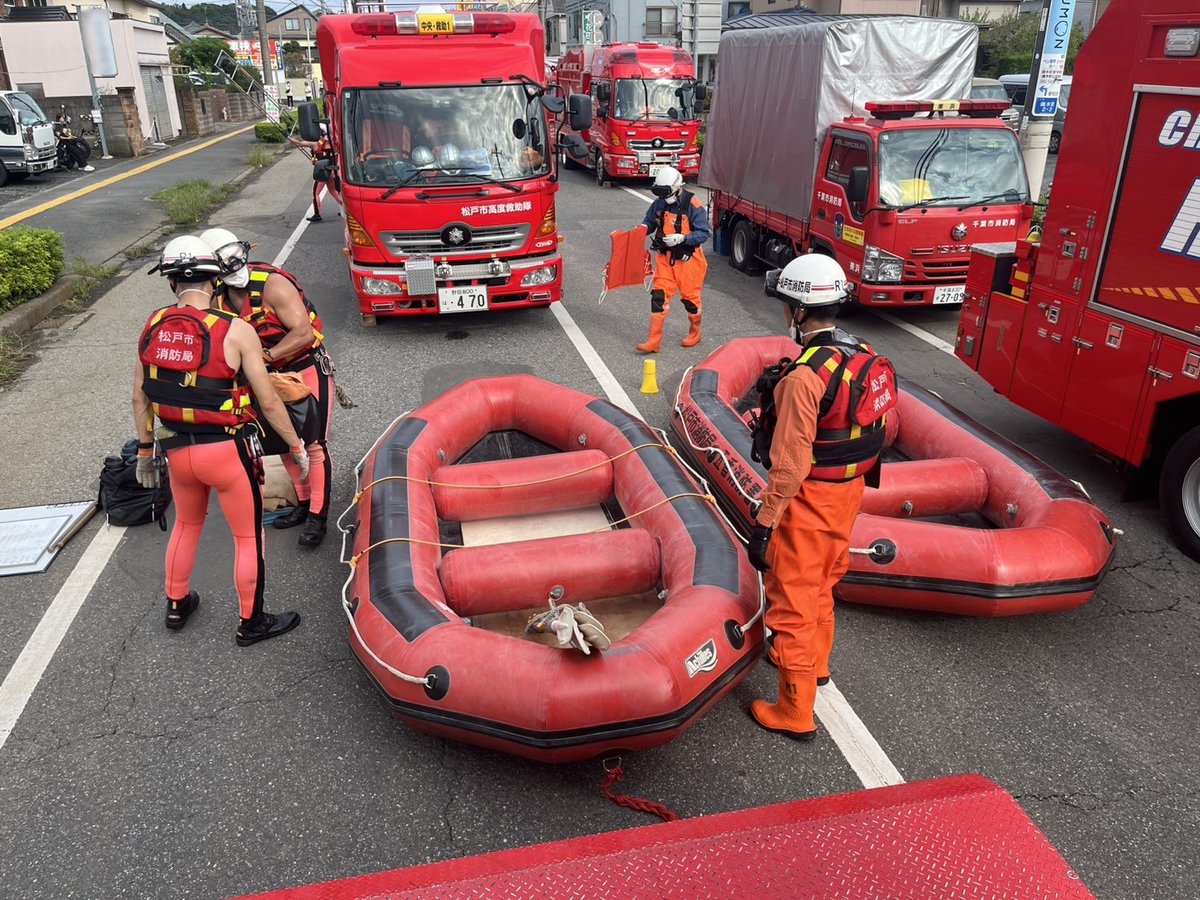 FDMA_JAPAN's tweet photo. 【消防庁　令和8年台風第25号関連の消防機関活動状況】千葉県内消防機関が連携し、JR佐倉駅周辺の冠水地域においてボートによる救助活動を行いました。（9月22日）
#台風 #大雨 #道路冠水 #千葉市消防 #市川市消防 #松戸市消防 #印西地区消防 https://t.co/3tiq78UOXJ