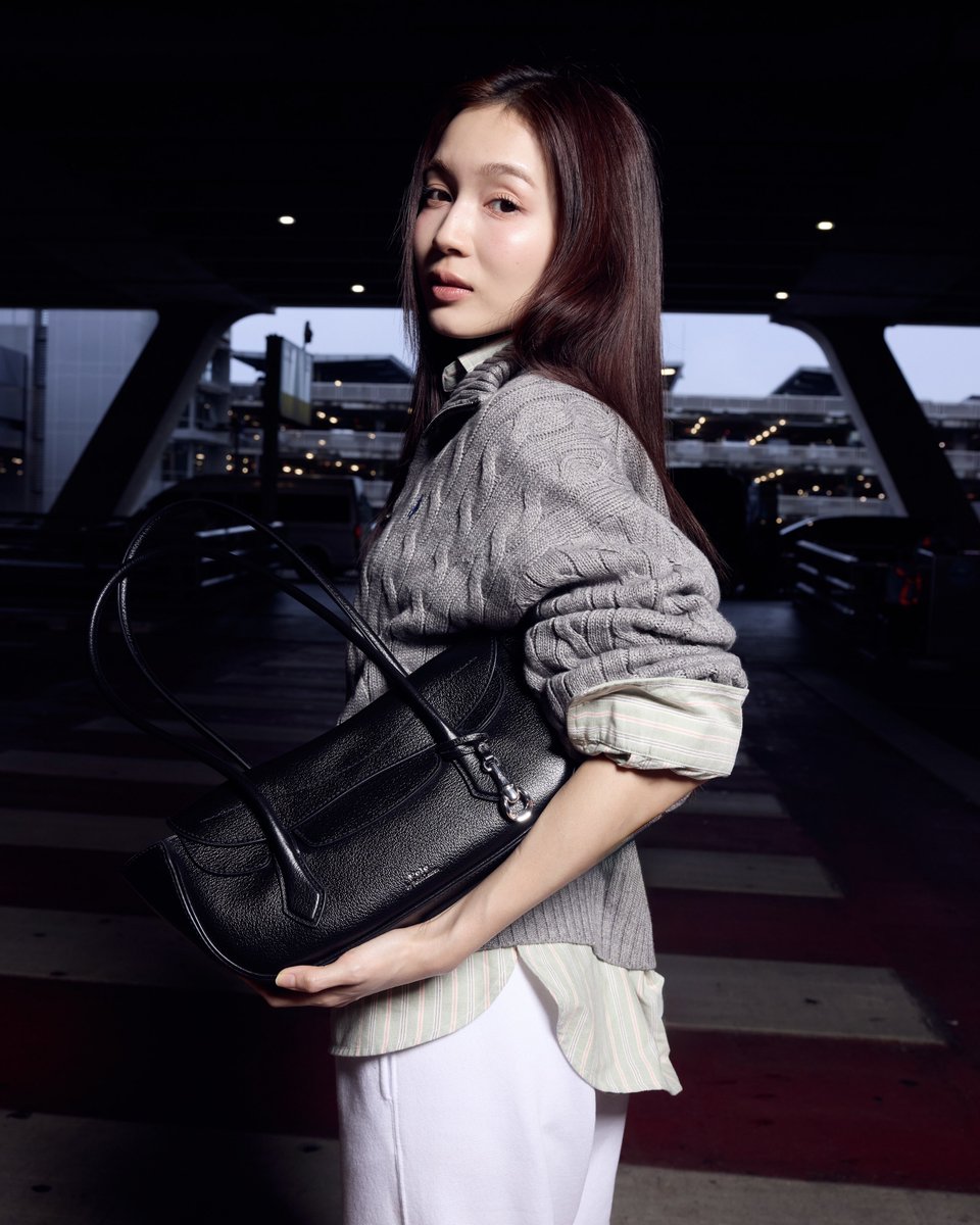 Siam_Paragon's tweet photo. เลิฟ ภัทรานิษฐ์ (@loverrukk) เตรียมออกเดินทางสู่กัวลาลัมเปอร์ ประเทศมาเลเซีย เพื่อร่วมเฉลิมฉลองการเปิดตัวช็อปใหม่ของ Ralph Lauren และ Ralph’s Coffee ณ Suria KLCC จุดหมายปลายทางแห่งใหม่ที่สะท้อนเสน่ห์ของโลก Ralph Lauren ได้อย่างโดดเด่น พร้อมยกระดับประสบการณ์แฟชั่นและไลฟ์สไตล์ใจกลางกัวลาลัมเปอร์

โดย เลิฟ เลือกลุคโทนสีละมุนด้วยเสื้อสเวตเตอร์ Cable-Knit Quarter-Zip สีเทา จับคู่กางเกงสีขาว คอมพลีตลุคด้วย Polo Blaze Shoulder Bag กระเป๋าจากคอลเลกชัน Fall 2026 ที่ถ่ายทอดแรงบันดาลใจจากงานเครื่องหนังและโลกแห่งการขี่ม้าอันเป็นเอกลักษณ์ของ Polo ผ่านดีไซน์ร่วมสมัย ถ่ายทอดความเรียบง่ายแต่ยังคงความคลาสสิกในแบบฉบับ Polo Ralph Lauren 

สัมผัสสไตล์อันเป็นเอกลักษณ์จาก Polo Ralph Lauren ได้แล้ววันนี้ที่ Paragon Department Store ชั้น 2 สยามพารากอน

#RalphLauren #RalphLaurenMY #ThePoloBlaze
#loverrukk #SiamParagon
