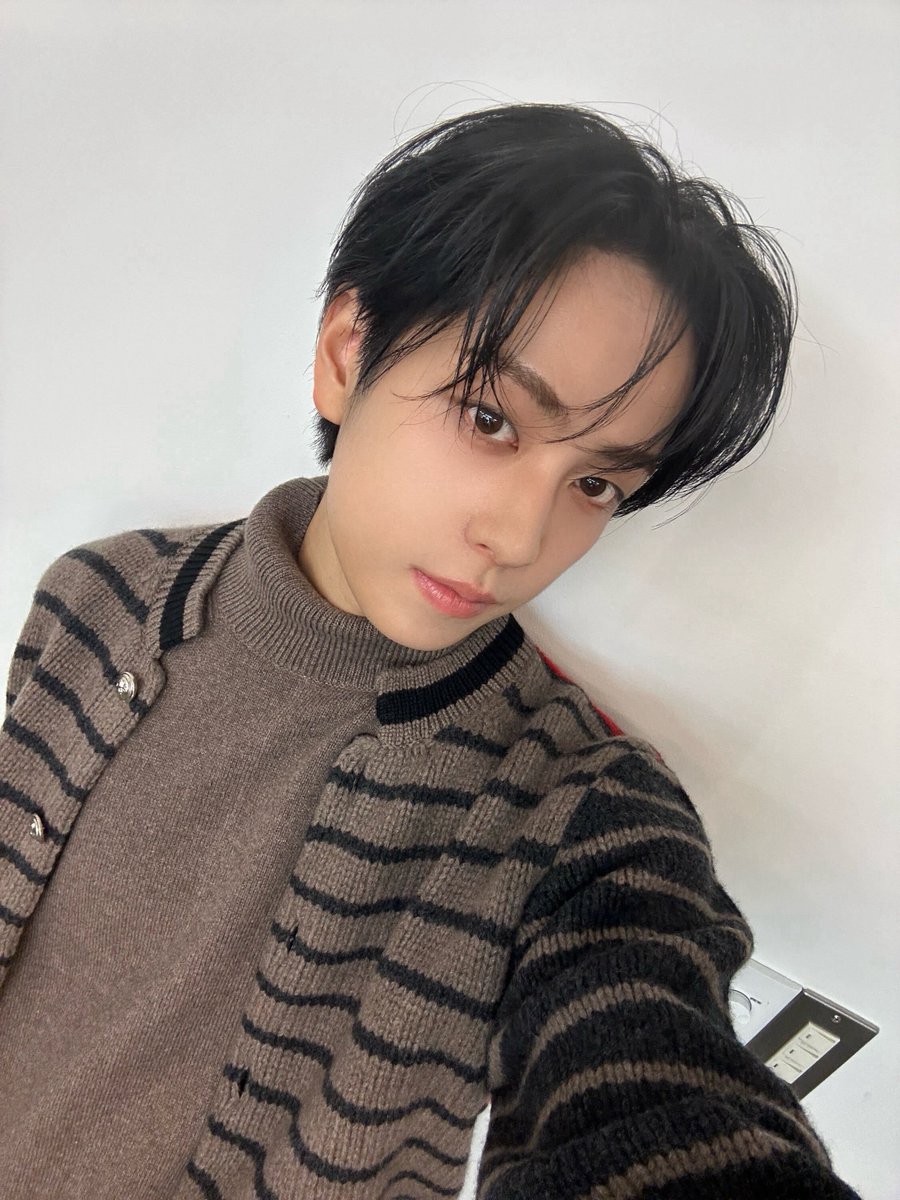 takki54's tweet photo. 아웃겨!!!!!!!!! 타키 얼굴 마카롱 보고 푸핰!! 하고 엄청웃어버림
너무 잘생겻고 강아도 강아냄새를 좋아해 판넬 타키도 맘에 들엇나봐 저도요 https://t.co/WLgiNoqhRx