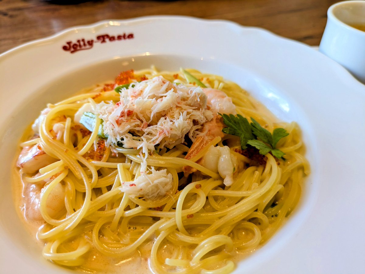 sora_1956's tweet photo. シルバーウィークの最終日のランチはジョリーパスタの「カニのクリームソース」のパスタ。🦀
CMで美味しそうと思っていたのだ！カニだけでなく海老やイカも沢山入っていて旨味もたっぷり
有名パスタ店でなくても美味しいのだ！味も値段も企業努力の賜物…エライぞ旨いぞ！
モッツァトマトもいいね！🤗 https://t.co/G3vgY0c8lQ