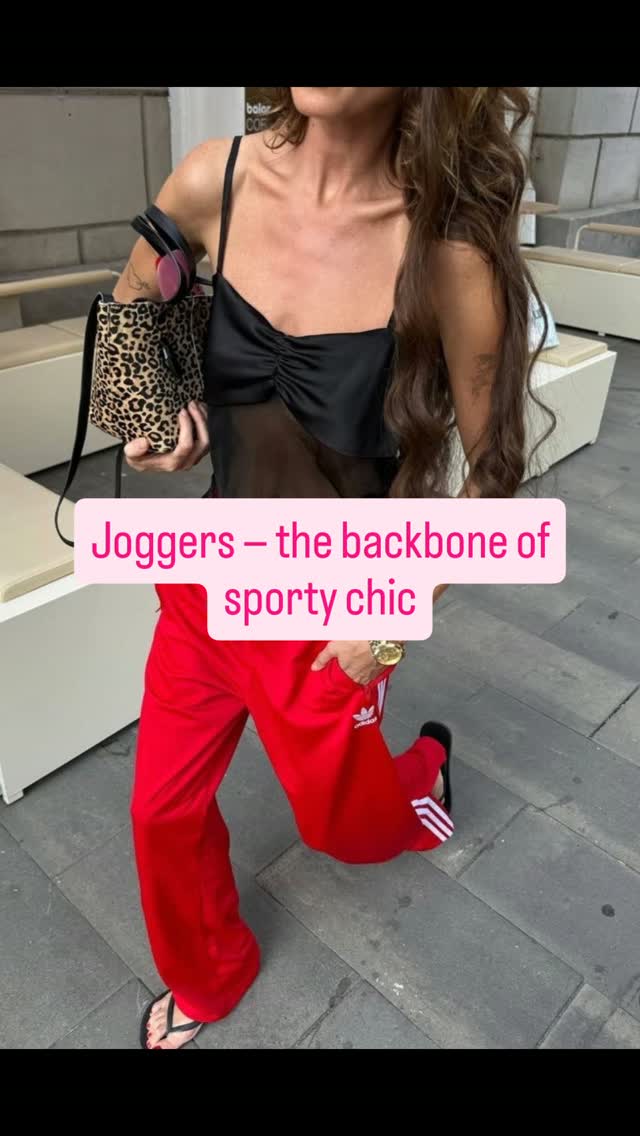 AmberlyEvaqto's tweet photo. I will never stop talking about joggers! I wear them year-round, and honestly, they might be one of the most versatile pieces in any closet. They work just as well for a relaxed, sporty look as they do for something more feminine. The trick? Add https://t.co/dwUEsut2kP
