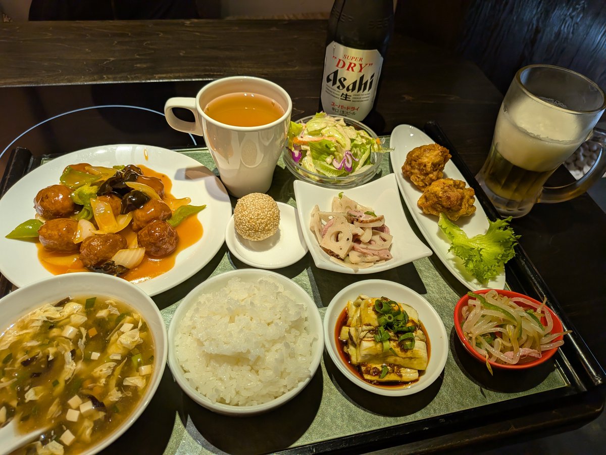 ssadk_c's tweet photo. 岩出市の中国大連料理　麗華でランチ昼呑み

日替わり定食の肉団子の甘酢あんかけ　瓶ビール
この赤いタレのかかったナス美味いな
ビールがすすむ https://t.co/Twdep0dYRU