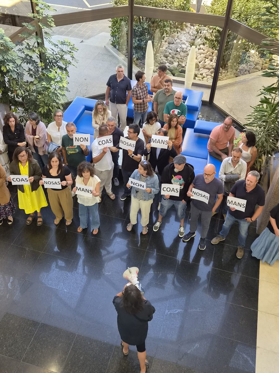 CrtvgCut's tweet photo. 📣As traballadoras da #CSAG dicimos NON á #manipulacióninformativa nos medios públicos galegos.
❌Contra a opinión mesturada con información, contra os discursos partidistas e na defensa do servizo público.
✋🏽Abonda xa de manipulación. Nós non somos cómplices
 #noncoasnosasmans https://t.co/56mAAlY8k4