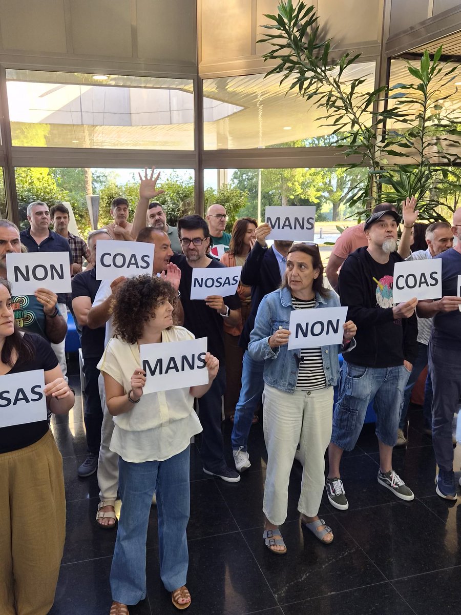 CrtvgCut's tweet photo. 📣As traballadoras da #CSAG dicimos NON á #manipulacióninformativa nos medios públicos galegos.
❌Contra a opinión mesturada con información, contra os discursos partidistas e na defensa do servizo público.
✋🏽Abonda xa de manipulación. Nós non somos cómplices
 #noncoasnosasmans https://t.co/56mAAlY8k4
