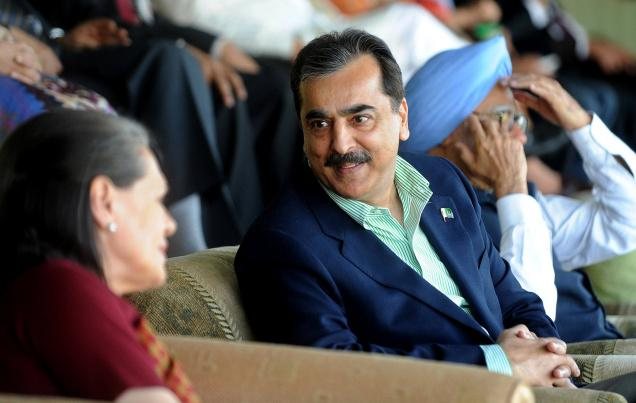 rishibagree's tweet photo. In 2011, PM MMS and UPA chairperson Sonia gandhi watched the India-Pakistan semi-final with Pak PM Yusuf Gilani, just after the 26/11 Mumbai attacks.

UPA didn't even avenge any attack; instead, it played Aman ka tamasha and released 30 Pakistani terrorists as a goodwill gesture https://t.co/I3QzZoTMQJ