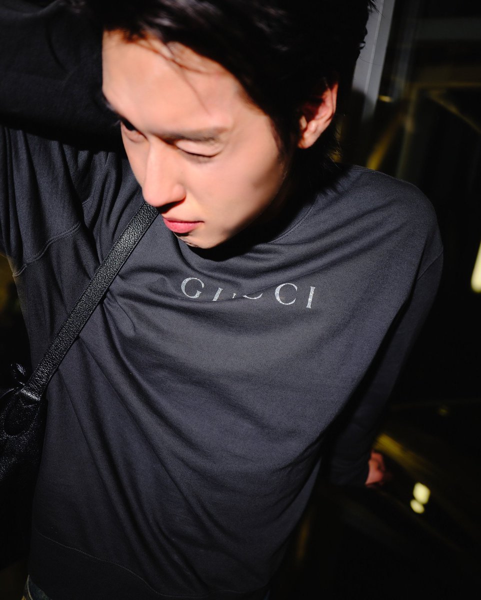 superscenenews's tweet photo. “บิวกิ้น–พุฒิพงศ์” Gucci Brand Ambassador เตรียมเดินทางสู่ Milan Fashion Week เพื่อร่วมชมแฟชั่นโชว์ Gucci Spring/Summer 2027 

พร้อมจับตาการปรากฏตัวครั้งสำคัญของ Billkin ที่มาพร้อมเสน่ห์แบบ modern, refined และ effortlessly cool สมกับบทบาท Gucci Brand Ambassador  

BILLKIN GLOWING IN MILAN

#GUCCISS27xBILLKIN 
#BILLKINBAGUCCI #Bbillkin
#GucciTheStoreShow #Gucci 
@gucci