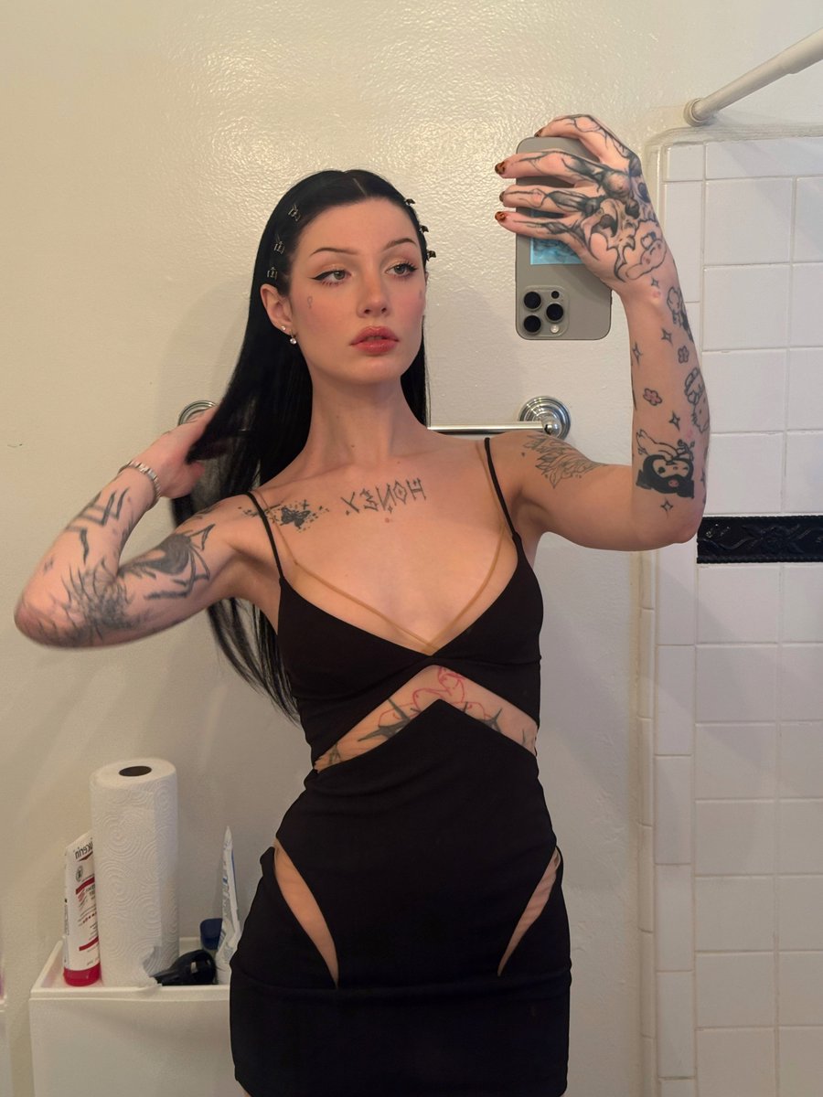 Candy71sy's tweet photo. Hello guys 👋, if you really care about me repost ☹️😣
#transdating #relationship
#love #transcommunity #bisexual #dressup #waataaa https://t.co/9Sq4xWv3Ki