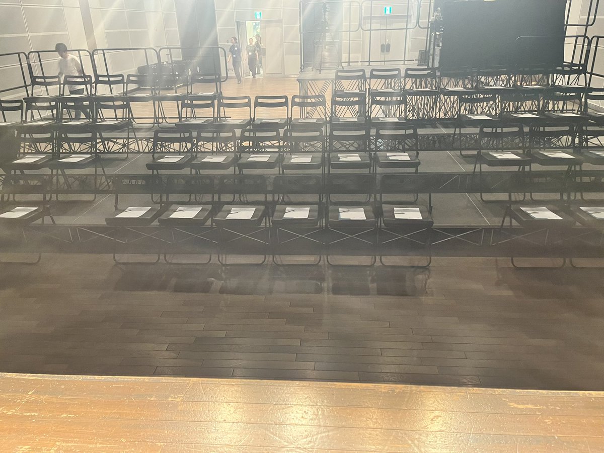 sekidotetsuya7's tweet photo. 広島。凪の演劇祭。我々の出番は終わりました。本当に多くのお客様。温かい、ご声援と武田さんはじめスタッフの皆様本当に有難うございます！
初広島が素晴らしい体験にして頂きました！お土産まで！感謝しかないです！
劇仙こと亀尾さんともガッツリ喋れて嬉しかったです！またお会いできますよう！ https://t.co/X9TswB81YT