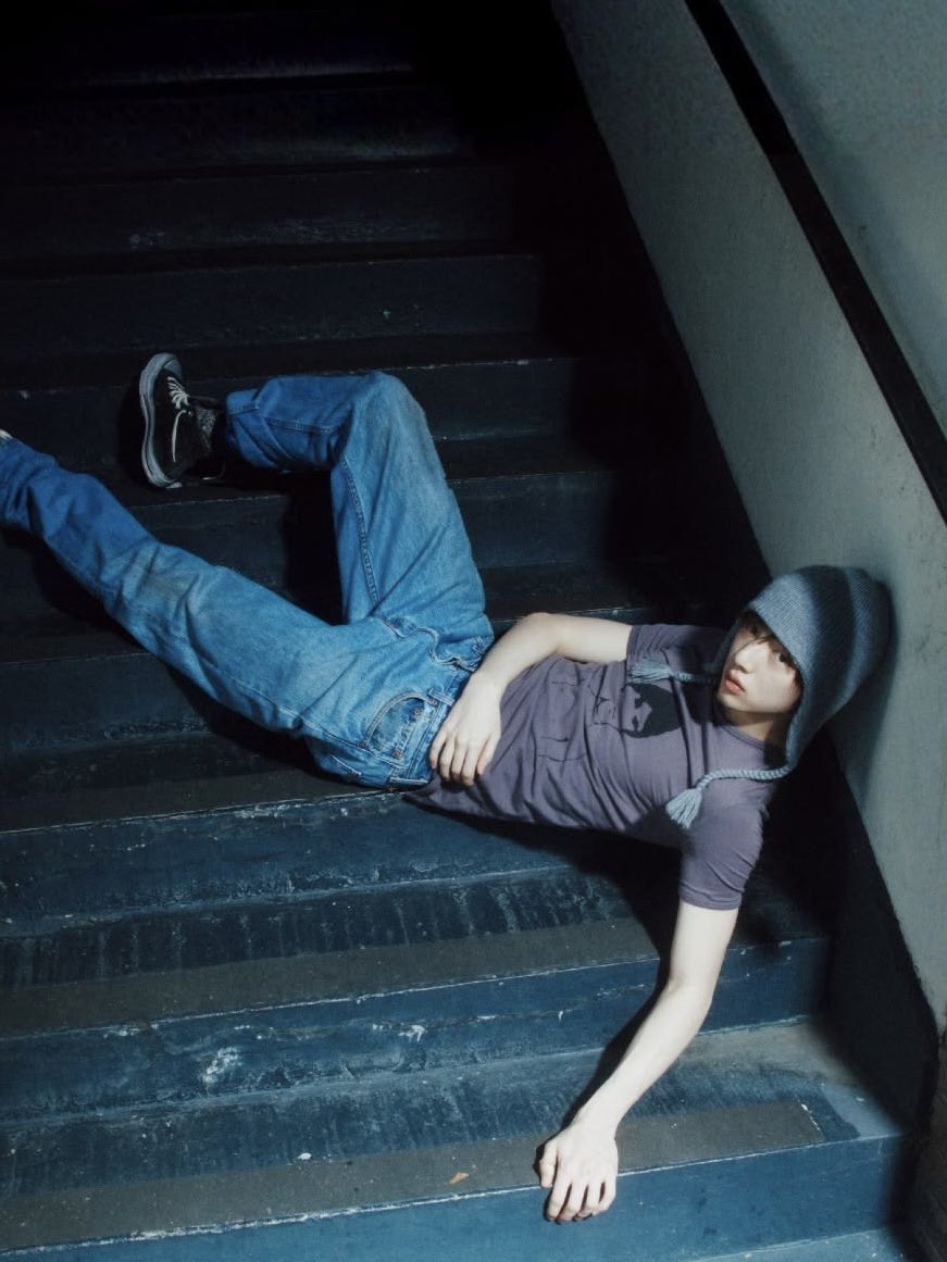 jjucider's tweet photo. jju and stairs https://t.co/xlIc3HVesm