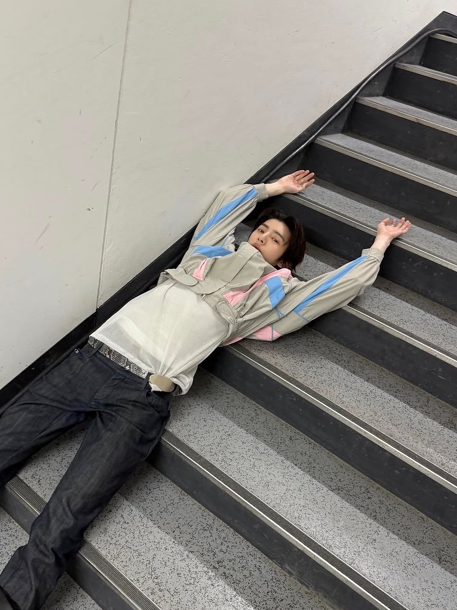 jjucider's tweet photo. jju and stairs https://t.co/xlIc3HVesm