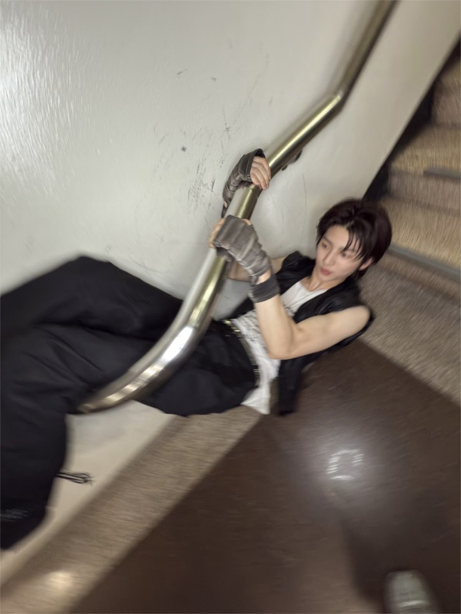 jjucider's tweet photo. jju and stairs https://t.co/xlIc3HVesm
