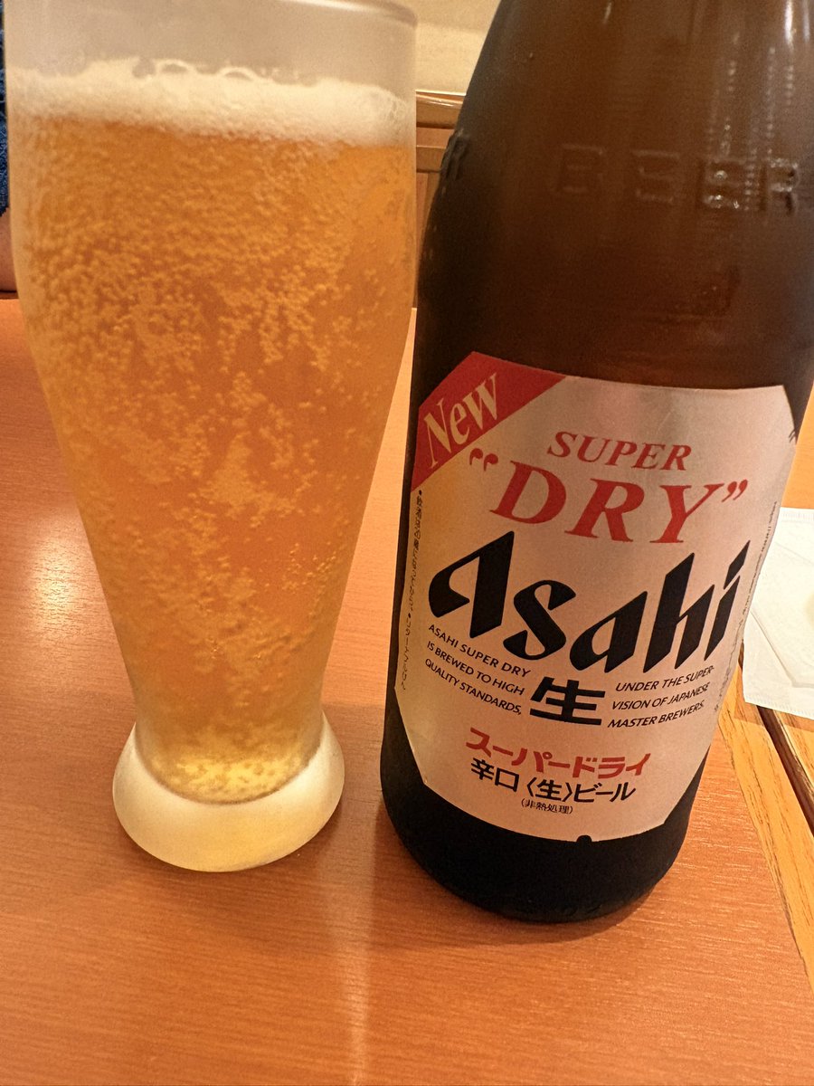 patapa85's tweet photo. シルバーウィークが終わってしまう😭
風邪ひいたりなかなか大変でした。
外食なので瓶ビールで👍カンパーイ🍻 https://t.co/iXv65h9XJz