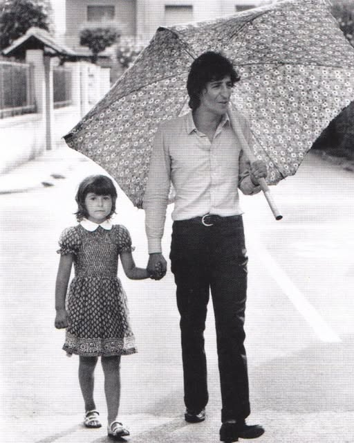 pierpi13's tweet photo. Una chitarra regalata dal padre per riabilitare le dita di una mano colpita da una parziale paralisi. Giorgio Gaber nacque così, da una prova fisica difficile affrontata durante l’infanzia, quando venne colpito per due volte dalla poliomielite. Fu lui stesso a dichiarare, anni dopo, che l’intera sua carriera prese vita proprio da quella sofferenza.
Il percorso musicale del giovane Giorgio Gaberscik cominciò nel jazz e nei Rock Boys di Adriano Celentano, dove incontrò il pianista Enzo Jannacci. Alla fine del 1958, i due decisero di unire le forze dando vita a un duo canoro battezzato I due corsari. Firmando per la Dischi Ricordi, la coppia incise canzoni influenzate dal nascente rock’n’roll, caratterizzate da testi umoristici e anticipatori di un vero e proprio stile demenziale.
L’esperienza dei due corsari si concluse nel 1960, quando Gaber scelse la strada solista ottenendo un grande riscontro di pubblico con il brano "Non arrossire". Fu l’inizio di una scalata che lo portò anche sul palco del Festival di Sanremo nel 1964 con "Così felice" e a collaborazioni autorali importanti con Umberto Simonetta, firmando canzoni come "La ballata del Cerutti" e "Trani a go-go".
La vera rivoluzione artistica si compì nel 1970. Decidendo di abbandonare definitivamente la televisione, Gaber inaugurò insieme a Sandro Luporini la stagione del Teatro Canzone con lo spettacolo "Il Signor G", debuttando al Piccolo Teatro di Milano. Questa nuova forma espressiva, capace di alternare canzoni e monologhi recitati, divenne la sua firma d'autore, dando vita a brani memorabili come "La libertà", cantata e utilizzata anche all'interno delle manifestazioni politiche.