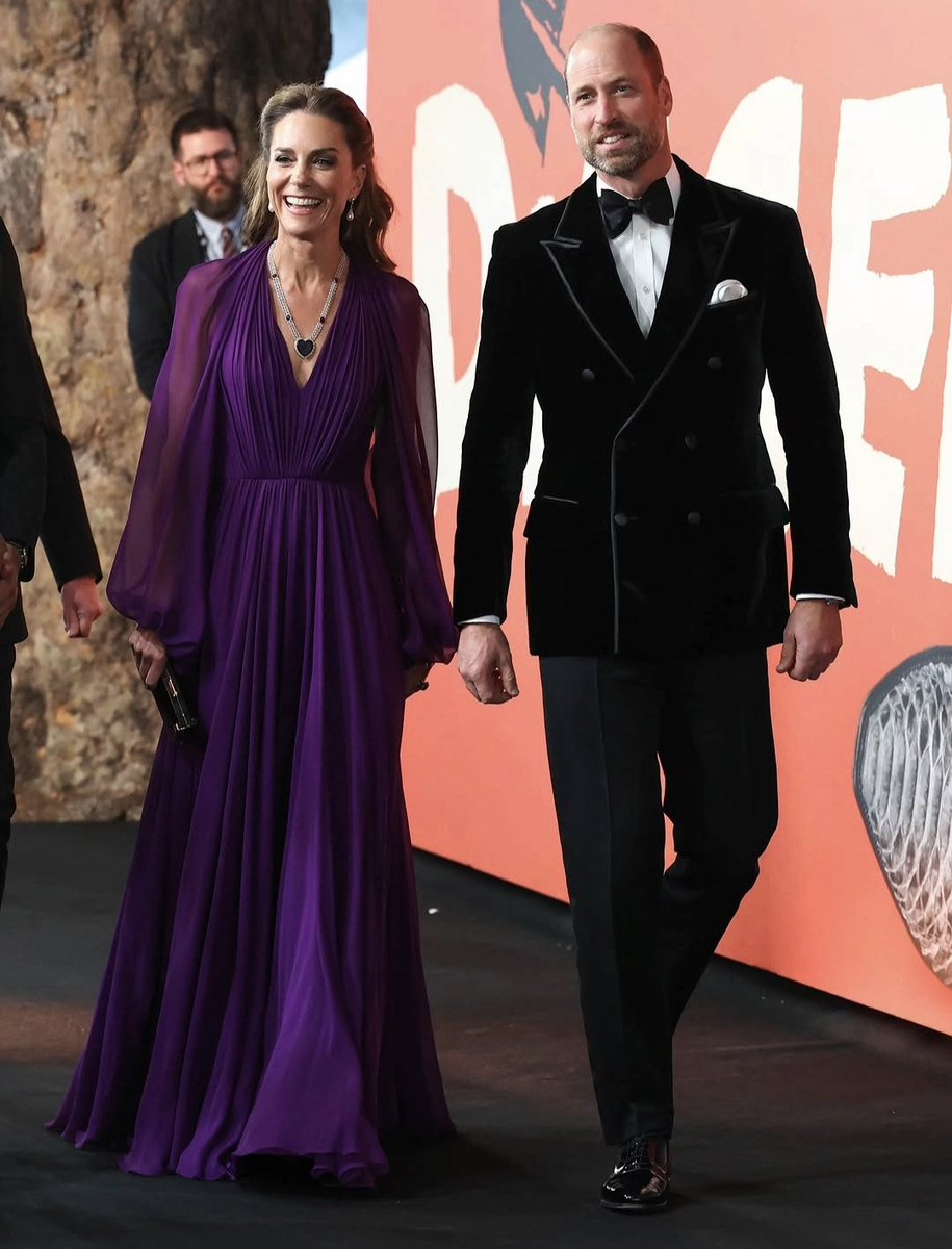 kindaintoit__'s tweet photo. Mówta, co chceta, ale jakież to wymowne. W dzień premiery kontrowersyjnej książki Spencera, William i Kate pojawiają się na czerwonym dywanie, Kate zakłada kolczyki Diany i ikoniczny naszyjnik, który jest echem dawnej, potężnej monarchii. 

Ani słowa, a przekaz jest jasny. https://t.co/kLwxWdFcwl