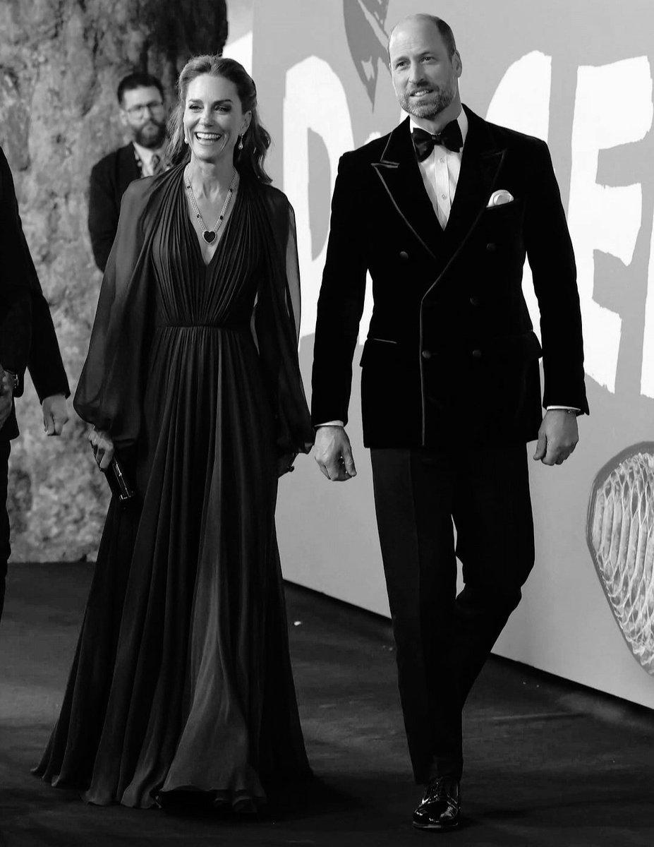 kindaintoit__'s tweet photo. Mówta, co chceta, ale jakież to wymowne. W dzień premiery kontrowersyjnej książki Spencera, William i Kate pojawiają się na czerwonym dywanie, Kate zakłada kolczyki Diany i ikoniczny naszyjnik, który jest echem dawnej, potężnej monarchii. 

Ani słowa, a przekaz jest jasny. https://t.co/kLwxWdFcwl