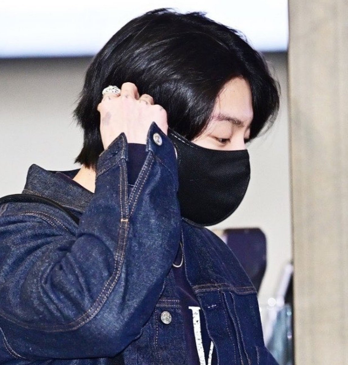 guguloved's tweet photo. his hair is so beautiful so shiny 😖 https://t.co/hQNlLcmmXH