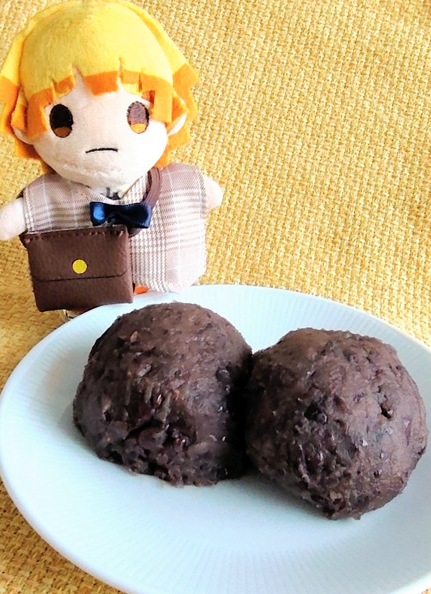 cloud0505_snow's tweet photo. お彼岸なのでおはぎ～
よもぎあん～ https://t.co/1LAnDM8kWD