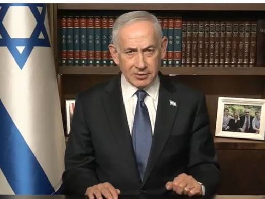 IsraelPersian's tweet photo. دفتر نخست‌وزیر نتانیاهو:

پوچی زننده‌ اظهارات امانوئل مکرون حیرت‌انگیز است.
دو روز پیش در آستانه «یوم کیپور» ناتانل شکرون، که یک شهروند فرانسوی و پدر شش فرزند بود، توسط تروریست حماس در یهودا و سامره به قتل رسید. او در آخرین لحظات حیاتش به پسرش گفت که فرار کند.

تروریست‌های حماس تقریباً هر روز علیه یهودیان دست به حمله می‌زنند. آن‌ها شمار بسیاری از غیرنظامیان اسرائیلی را در یهودا و سامره به قتل رسانده‌اند.

جهل، هیچ توجیهی برای نادیده گرفتن خون ریخته‌شده‌ی آنان نیست.