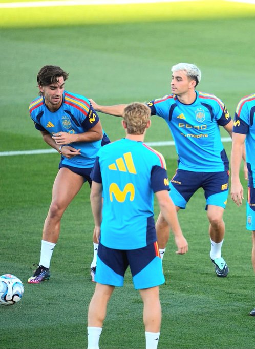 antitixfcb's tweet photo. i love how they're acting like two teenagers, touching and teasing each other; it's like they're trying to shake off the awkwardness and act the way they used to https://t.co/JesYt1U5I1