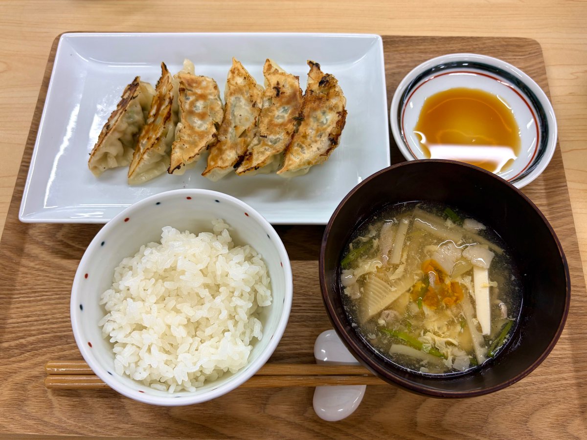 oryouri_38's tweet photo. お料理。洋食・中華のコースで餃子と酸辣湯を。
これまでなんとなくで餃子を包んでいたけど、これからは綺麗に包めそう。
餃子の皮は手作りするのも楽しそうかも🥟
#ベターホーム https://t.co/3B9cLf1AuH