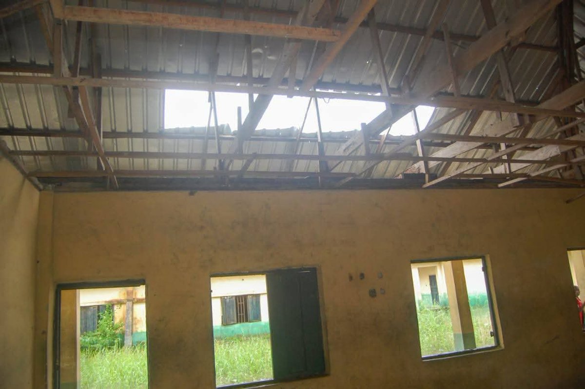 hybridmaro's tweet photo. Frame 1 shows the present condition of a primary school located in Ika Federal Constituency of Delta State.

While frames 2, 3 &amp; 4 show a school in Udu Local Government Area of Delta State, under the @RtHonSheriff administration. 😔

With the billions from FAAC see school 🤦. https://t.co/SAt2Uewsp8
