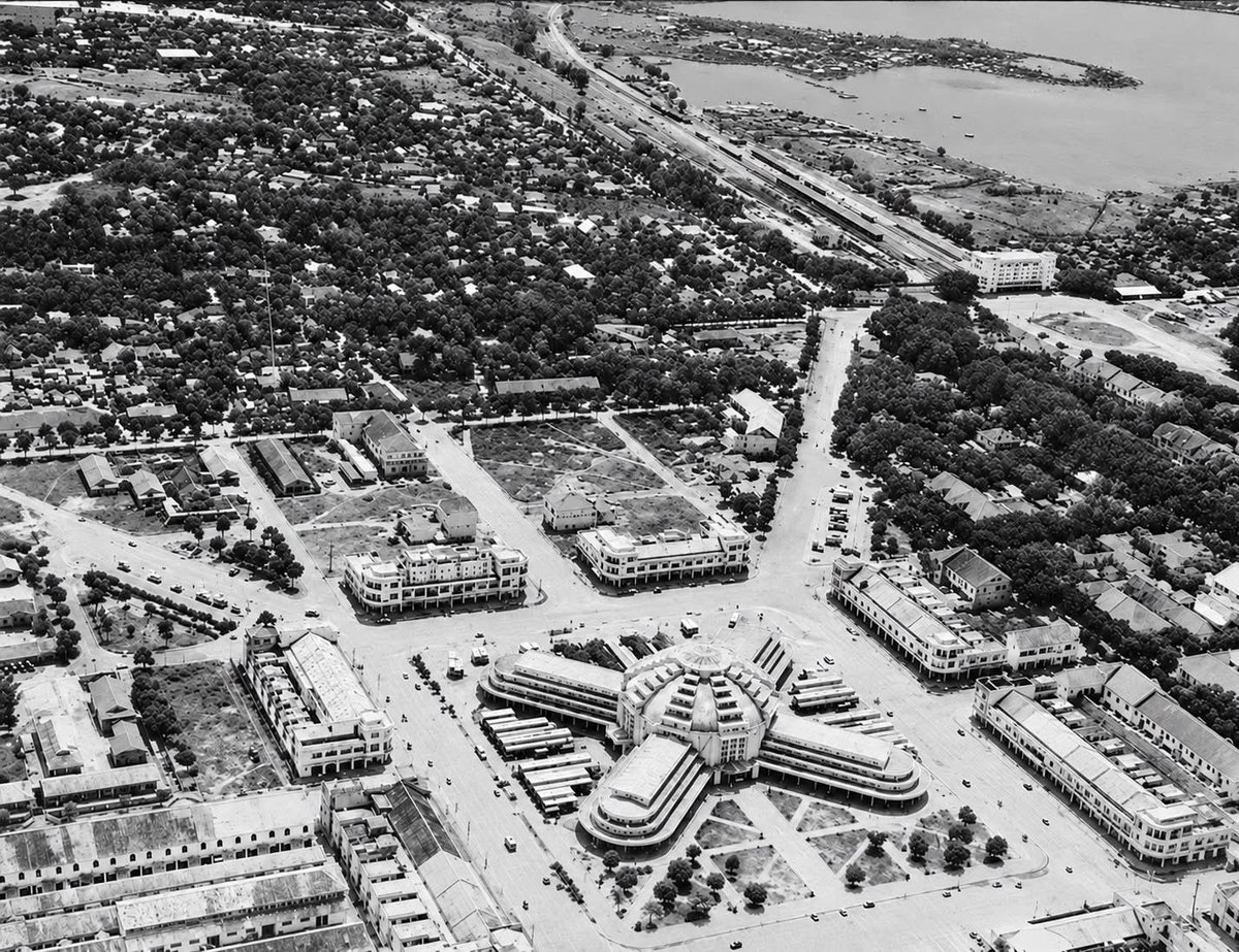 Cambodiataro's tweet photo. 1937年のプノンペン。セントラルマーケット付近もまだまだ空き地があったようですね😳

そして数年後の第二次大戦時にはプノンペン駅周辺が、イギリス軍の爆撃を受けました。 https://t.co/Ao1VQlsI62