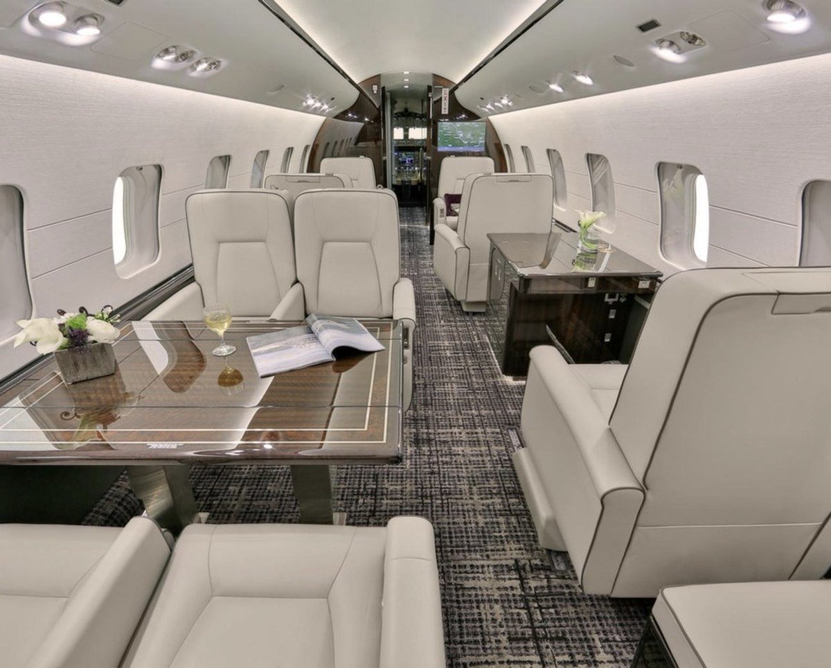 ComezTurhan's tweet photo. ✈️Kasım 2025'te satın almış uçağı, Man Adası'ndan, hani şu vergi cenneti olan.
💰1 milyar TL'ye mal olmuş!
➖13 yolcu kapasitesi var.
➖Menzili 9.630 km, yani İstanbul'dan New York'a, Uzak Doğu'nun önemli bölümüne ve Güney Afrika'ya aktarmasız uçabiliyor!
➖Dünyanın en zengin iş adamlarının ve jet sosyetenin tercih ettiği model.
➖Uçağın alttaki fotoğrafı Ocak 2026'da İsviçre Cenevre'de çekilmiş.
💡Aslına bakarsanız 750 milyon liralık yatlar, 1 milyar liralık jetler, AKP'nin bu parlak çocuğu için sadece küçük birer oyuncak.
💰Tek başına Gündoğdu Gıda üzerinden yaptıkları manipülasyonla götürdükleri para 100 milyar lirayı buluyor.

👉Bu ülkenin 5,5 milyon genci, evinde iş ve aş umudunu kaybetmiş çaresizce beklerken,
💡AKP'nin parlak genci Muhammed Yarız ve arkasındakiler lüks, ışıltılı ve şatafatlı bir hayat sürüyor.