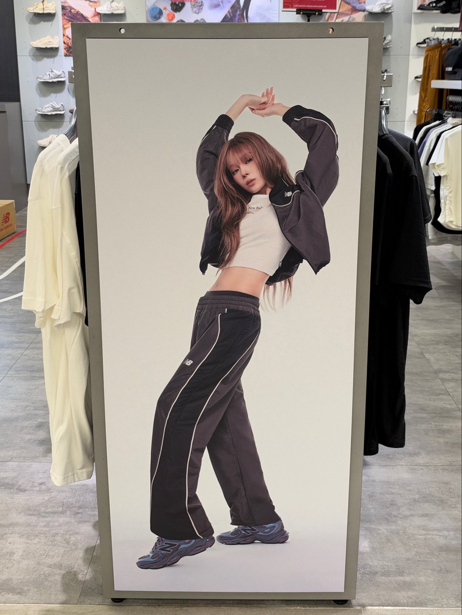 mjkmwntr's tweet photo. Winter’s unreleased campaign photo? https://t.co/bTJgSGVToK