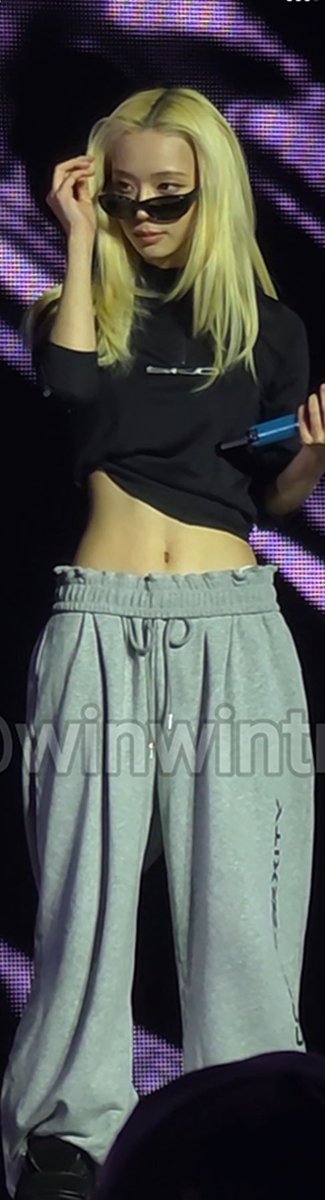 yminjeongae's tweet photo. minjeong in gray sweatpants… just sits so right https://t.co/3bBaSmvqz3