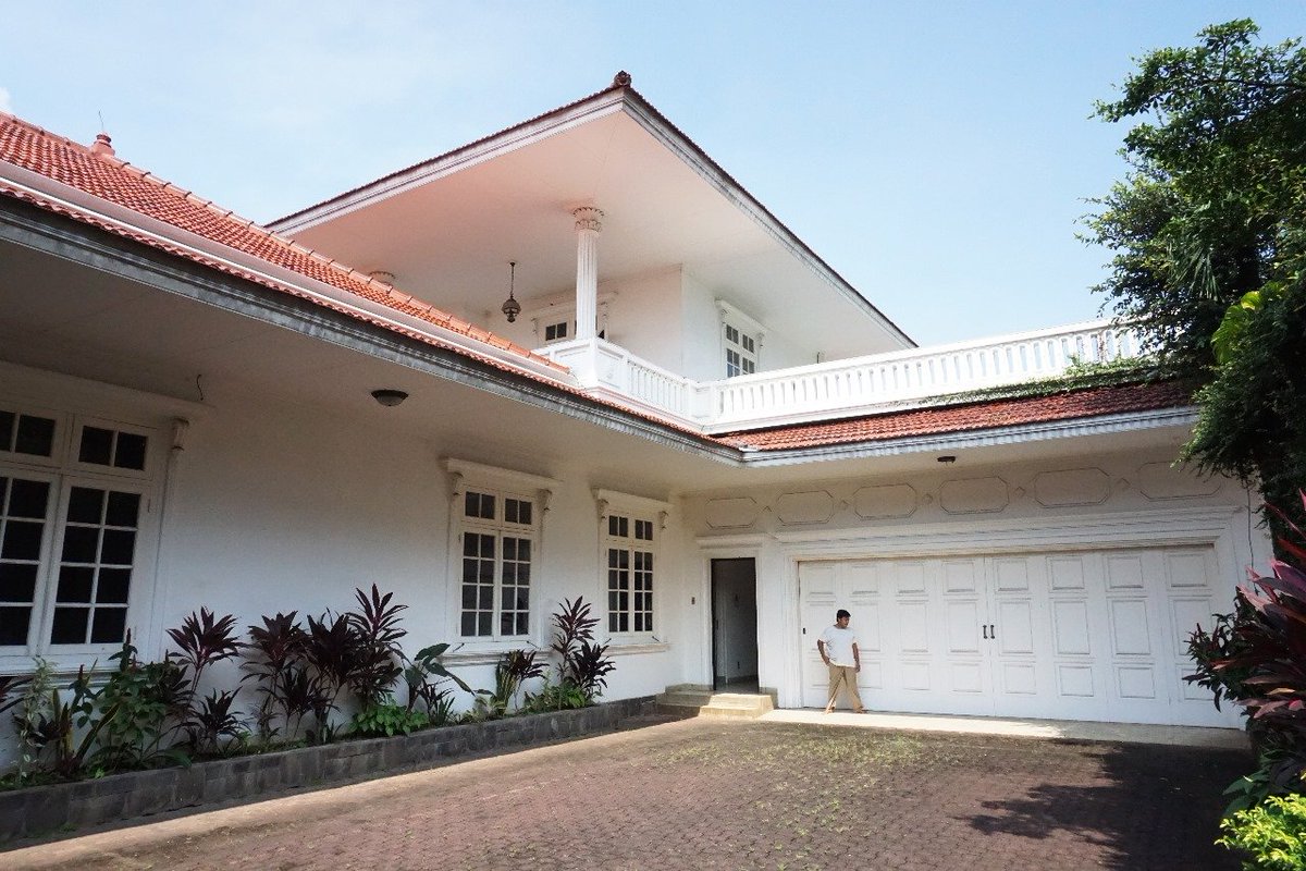 jeevano's tweet photo. Dijual Rumah (7OM Nego Alus)
Jl Pancoran Timur Raya No 4, JakSel
LT 2550M2, LB 1017M2
SHM
2 Lt
3 KT Atas dan 1 Gudang
1 KT Bawah 1 kamar Utama dan 1 Kamar Tamu
2 KM Atas dan 3 KM Bawah 
3 KT Pegawai 1 KM Pegawai 
1 Dapur Kering 1 Dapur Basah
Garasi 4 Mobil, Teras Luas
PLN 23.000 https://t.co/sUiEEG8XdI