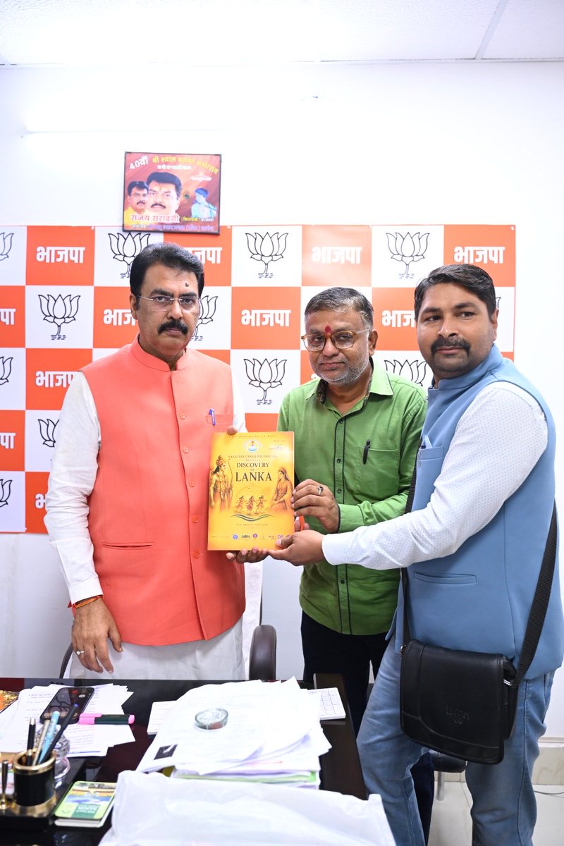 sanjay_saraogi's tweet photo. 📍पटना आवास  

पार्टी के कार्यकर्ता बंधुओं एवं शुभचिंतकों से आत्मीय मुलाकात कर संगठनात्मक विषयों, आगामी कार्ययोजनाओं एवं जनसेवा से जुड़े विभिन्न विषयों पर चर्चा की। https://t.co/RoohliXWHZ