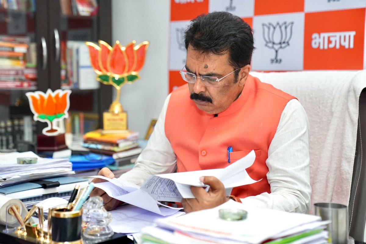 sanjay_saraogi's tweet photo. 📍पटना आवास  

पार्टी के कार्यकर्ता बंधुओं एवं शुभचिंतकों से आत्मीय मुलाकात कर संगठनात्मक विषयों, आगामी कार्ययोजनाओं एवं जनसेवा से जुड़े विभिन्न विषयों पर चर्चा की। https://t.co/RoohliXWHZ