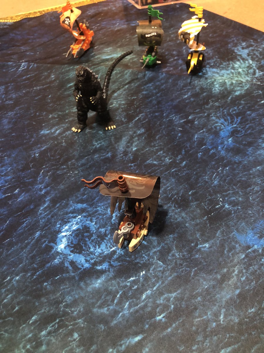 ball1630's tweet photo. 息子様が私より先に海戦ゲームを始めていた。しかもゴジラつき。 https://t.co/7kOKxn7Oio