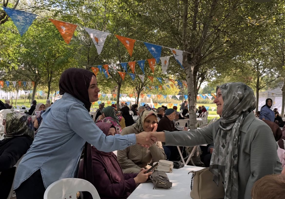 akkadinizmit41's tweet photo. Teşkilat Pikniğimiz🌿

Gerçekleştirdiğimiz üç kademe teşkilat pikniğimize katılarak bizlerle birlikte olan;

.İl Kadın Kolları Yönetim Kurulu Üyelerimize,
.Kadın Kolları Mahalle Başkanlarımıza ve yönetimlerine 
. Kadın Kolları İstişare Kurulu Üyelerimize
.Kadın Kolları Sandık Müşahitlerimize ve kıymetli ailelerine teşkilatımız adına gönülden teşekkür ederiz.

İyiki varsınız,İyi ki hep birlikteyiz…💐

@tugbaisikercan 
@yyaseminozdemir
