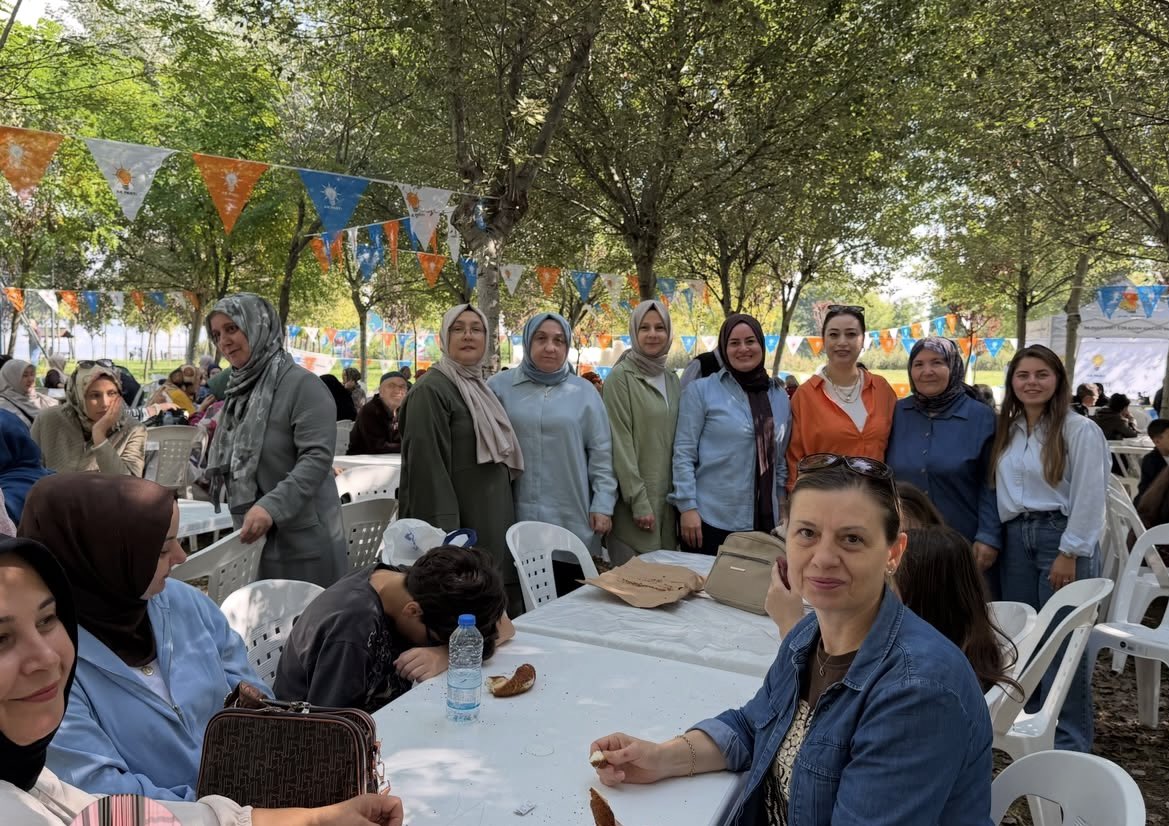 akkadinizmit41's tweet photo. Teşkilat Pikniğimiz🌿

Gerçekleştirdiğimiz üç kademe teşkilat pikniğimize katılarak bizlerle birlikte olan;

.İl Kadın Kolları Yönetim Kurulu Üyelerimize,
.Kadın Kolları Mahalle Başkanlarımıza ve yönetimlerine 
. Kadın Kolları İstişare Kurulu Üyelerimize
.Kadın Kolları Sandık Müşahitlerimize ve kıymetli ailelerine teşkilatımız adına gönülden teşekkür ederiz.

İyiki varsınız,İyi ki hep birlikteyiz…💐

@tugbaisikercan 
@yyaseminozdemir