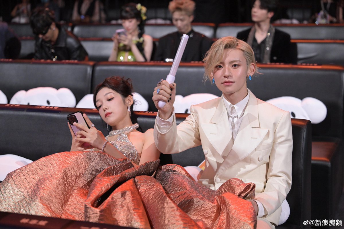 SweetMoonCurley's tweet photo. these two will be collaborating on stage again 😆

#CurleyGao
#希林娜依高 https://t.co/rNTrCPXDK6
