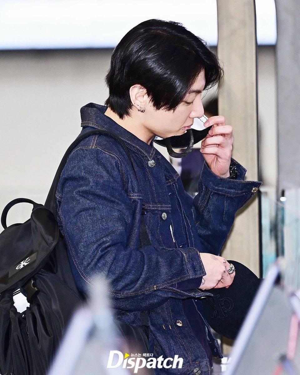 bts21056's tweet photo. [🎥] 'BTS' Jungkook ('BTS' JUNGKOOK), Departure from Gimpo International Airport https://t.co/b6eC0nmeMp
