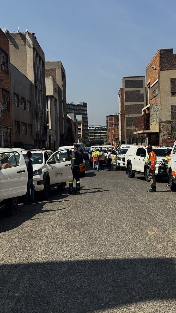 ndasheii's tweet photo. HAPPENING: 5 suspected hijacked buildings in Joburg’s inner city face power cuts this morning over more than R5m in unpaid City Power bills.

City Power says the latest operation is aimed at enforcing payment &amp; recovering millions in outstanding revenue.

#YNews https://t.co/0vHikyEaBW