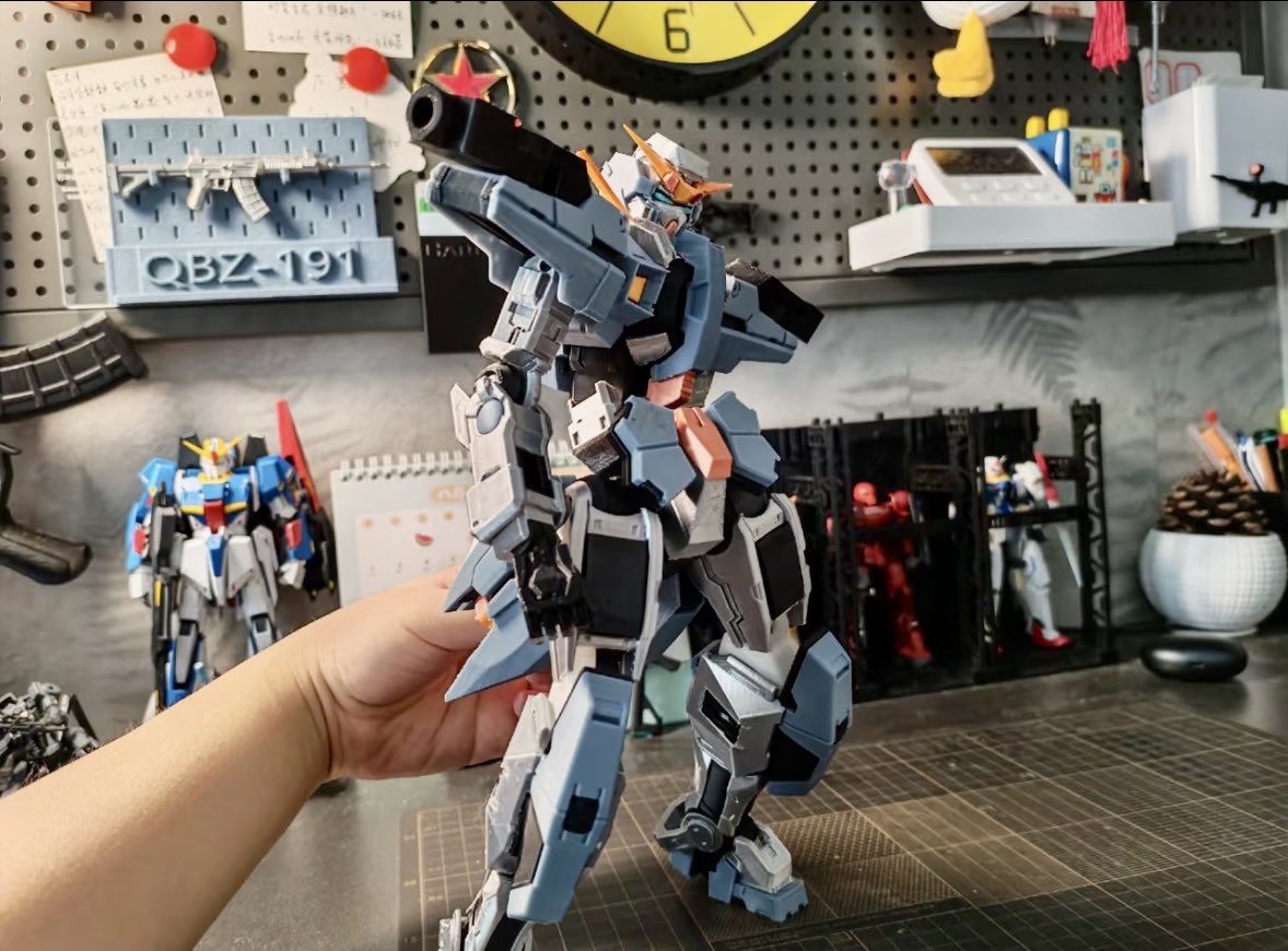 Michi_Kobo's tweet photo. この機体、塗装なしです。

青灰・黒・銅をフィラメントのまま組んでいます。
最後に砲を付けた瞬間、バランスが決まりました。

次は、どんな色？どんなもの？
コメントで、あなたの「つくりたい」を聞かせてください。

#3Dプリント #3Dプリンター #未知工房 https://t.co/X5N8j6Tz0w