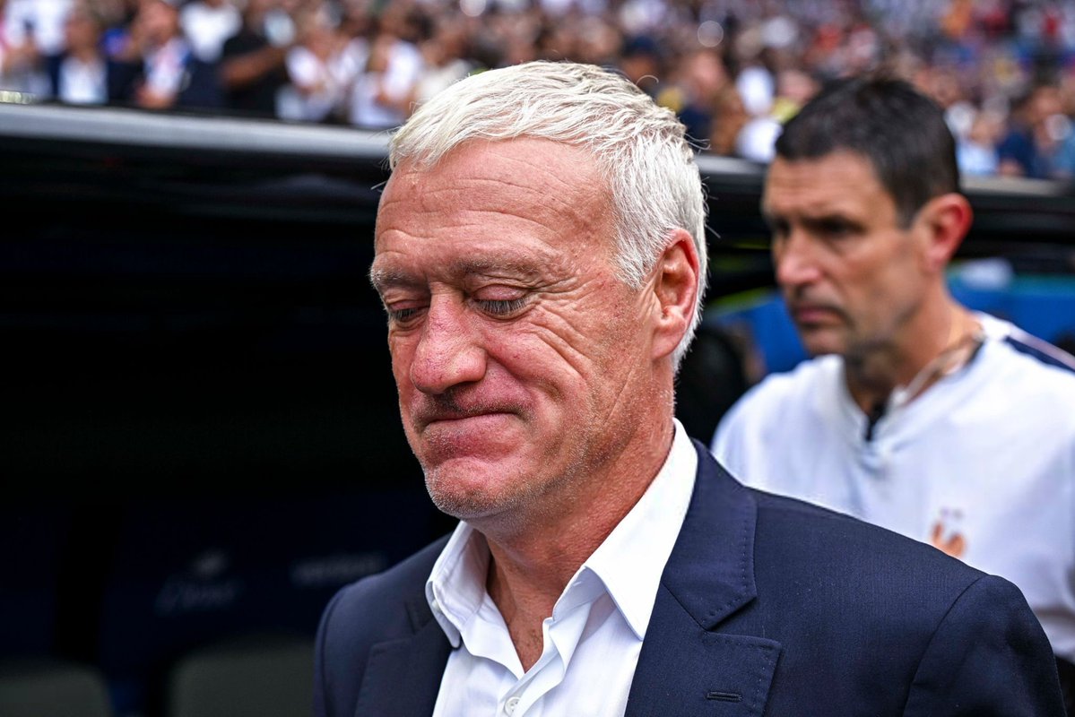 ActuFoot_'s tweet photo. 🚨 DIDIER DESCHAMPS 🇫🇷 PROFITE DE SA NOUVELLE VIE POUR SOUFFLER ! 😁

Depuis quelques jours, il se ressource dans sa maison secondaire, nichée dans le quartier prisé des Sables Blancs de Concarneau.

Il a été aperçu au match de Ligue 3 entre l’US Concarneau et Caen.

Malgré les convoitises d’Al-Ahli notamment, Deschamps NE COMPTE PAS REPRENDRE UN POSTE DANS L’IMMÉDIAT. ❌ 

Il ne devrait pas replonger dans le foot avant novembre, au moins.

🗞️ @lequipe