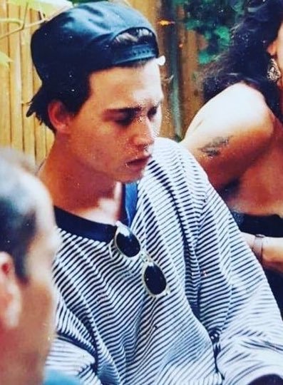 352JD91's tweet photo. Johnny in 1990s 😍
#JohnnyDepp https://t.co/sUYDwr7Dn3