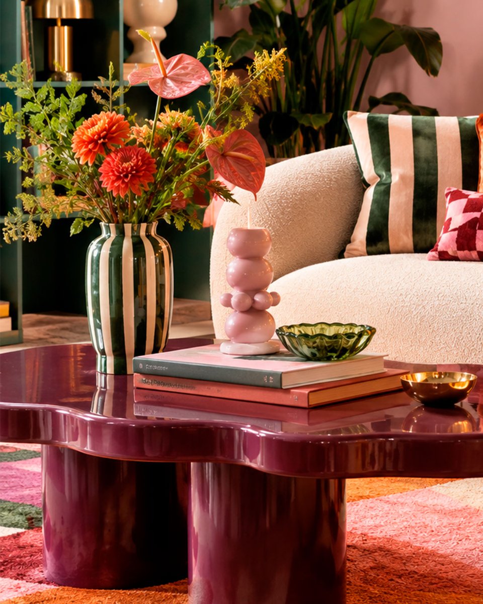 FeriaIntergift's tweet photo. ✨ ¡Más es más! El maximalismo vuelve a conquistar los espacios.
Estampados, colores intensos, piezas con carácter y composiciones llenas de personalidad. Porque decorar también es atreverse a expresar quiénes somos en cada detalle.
#INTERGIFT #DECO #IA https://t.co/tlzuyYJLR7