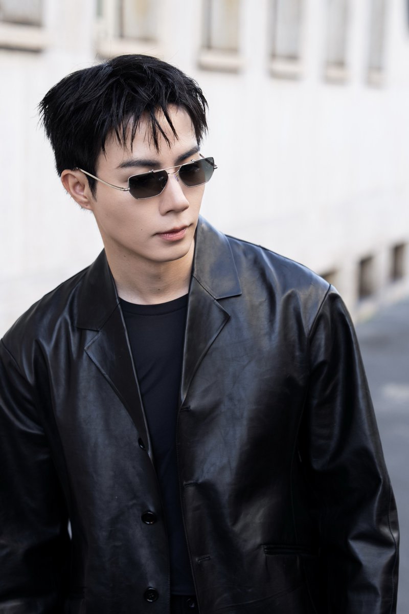 DomundiTV's tweet photo. ZEE PRUK IN JIL SANDER

Zee Pruk @zee_pruk embodies JIL SANDER’s signature aesthetic through a refined silhouette that balances clean lines, modern tailoring, and understated sophistication.

An effortless expression of elegance ahead of the JIL SANDER SS 2027 Show.

WATCH LIVE
🔗 : https://t.co/MiEl8zaX38

ZEE PRUK MFW 2027
#JILSANDERxZEEPRUK
#JILSANDER @jilsander 
#ZeePruk
