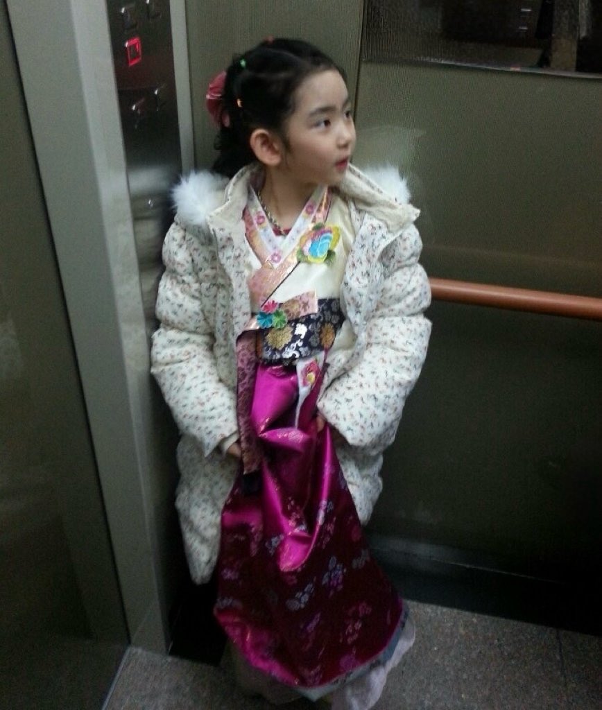 obdpopbase's tweet photo. 260923 #HYEJIN🍃 FANS update!

🍃: I brought a picture of Baby Hyejin as a Chuseok gift

🍃: I think this is a photo taken during the holidays when I was in kindergarten?!

#ChoiHyejin #조혜진 
#OURBIRTHDAY #OBD #아워벌스데이 https://t.co/ehTKsmja6T
