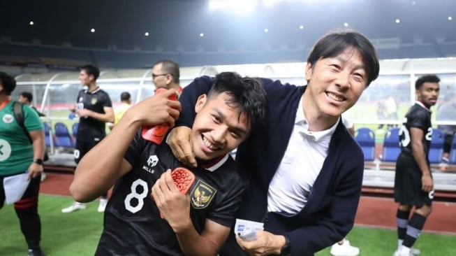 mrdzputra's tweet photo. "Winning feels so much better when you’re celebrating with the one who saw you build it from the ground up."

Dia bukan cuma ingin bikin sejarah, tapi dia ingin lakukan bersama orang-orang yang dulu sudah percaya sejak hari pertama.

Semoga lancar apapun rencanamu, Coach Shin 🥹 https://t.co/NsZry5K3Vx