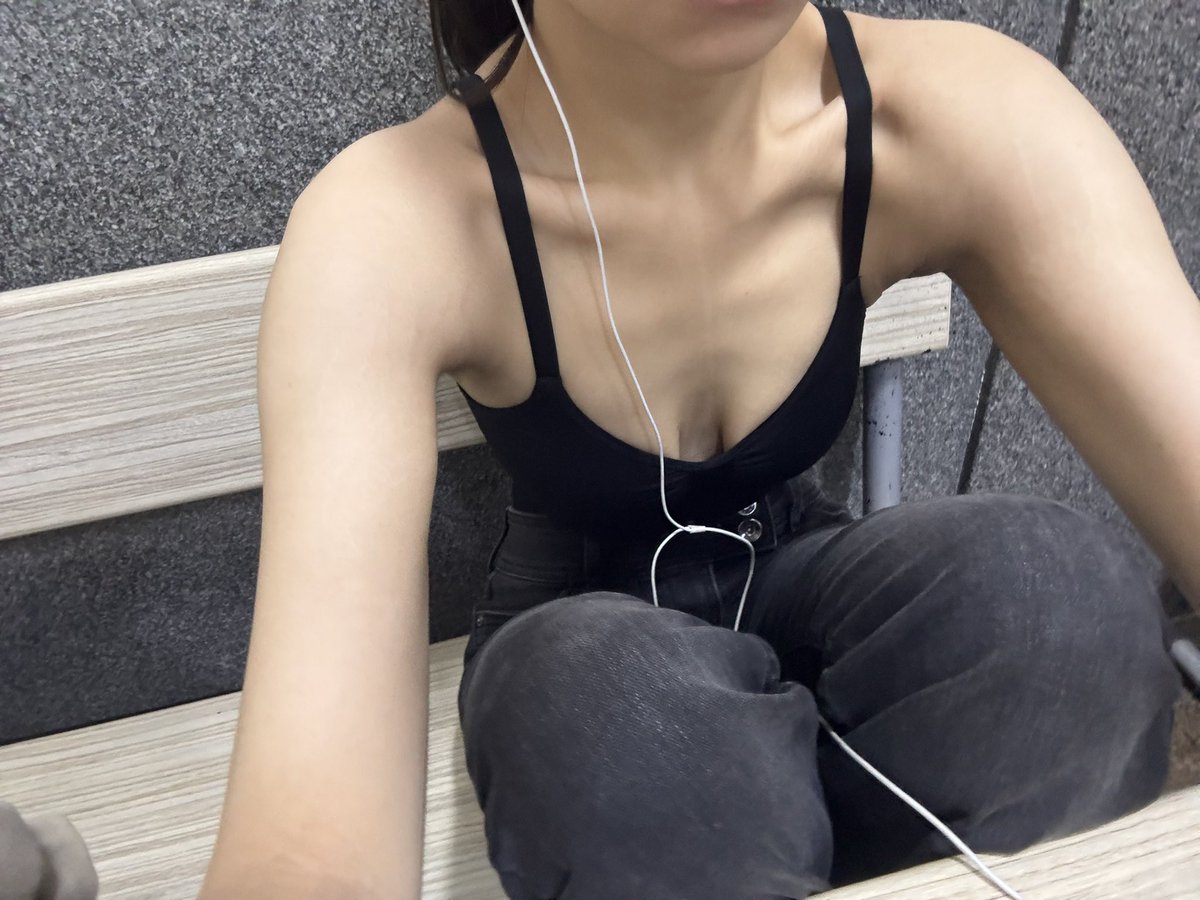 veedadoll's tweet photo. major cope position i only look semi skinny like this except for my huge arms https://t.co/0CaHCiZuJ9